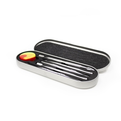 Conjunto de utensílios metálicos em estojo prateado com recipiente redondo colorido.