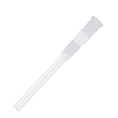 Tubagem de vidro transparente com anéis de encaixe em fundo branco