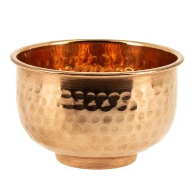 Taça martelada de metal cor cobre