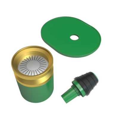 Conjunto de acessórios verdes e dourados para jardim em fundo branco