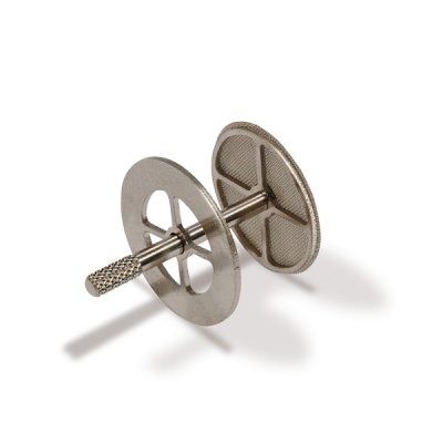 Dispositivo metálico com duas peças circulares e eixo em fundo branco