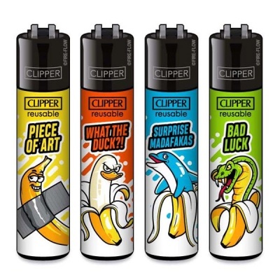 Quatro isqueiros Clipper reutilizáveis com desenhos coloridos de banana, pato, golfinho e cobra, cada um com frases distintas em inglês.