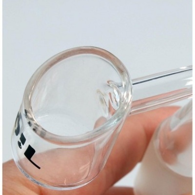 Copo em vidro transparente com letras a preto