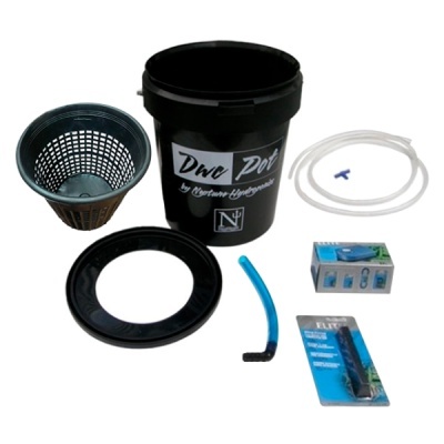Kit de hidroponia com balde preto, cesto plástico, tubos e acessórios em fundo branco