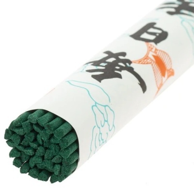 Pacote de incenso verde escuro com papel branco decorativo com caracteres e ilustrações
