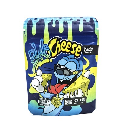 Embalagem azul e amarela com texto BLUE Cheese e desenho animado com queijo