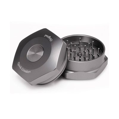 Moedor Quick Grinder Original em metal cinza escuro com tampa hexagonal e interior com pinos