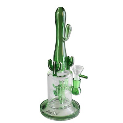 Piteira de vidro verde em forma de cacto com base transparente e texto Black Leaf.