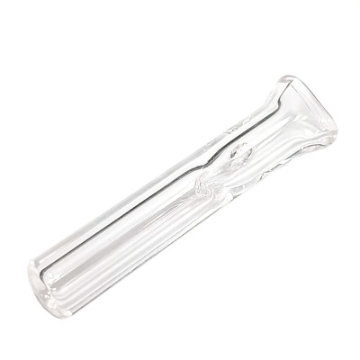 Tubo de vidro transparente longo com extremidade alargada em fundo branco
