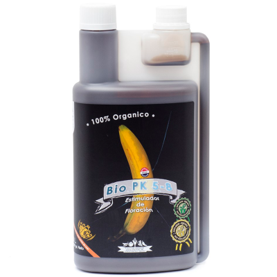 Frasco plástico com rótulo preto e banana amarela, texto em espanhol, fundo branco