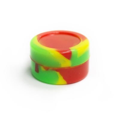 Caixa redonda pequena de silicone colorida em vermelho, verde e amarelo.