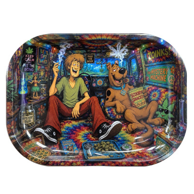 Bandeja metálica ilustrada com Shaggy e Scooby-Doo numa carrinha decorada a tie-dye, com posters e objetos relacionados com cannabis.