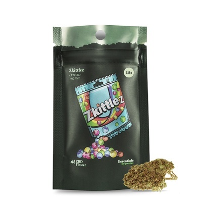 Embalagem preta com ilustração colorida e flor seca de erva canábica