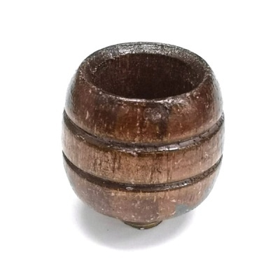 peça de madeira castanha pequena em forma de barril