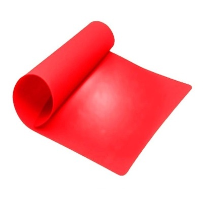 Tapete vermelho de silicone parcialmente enrolado
