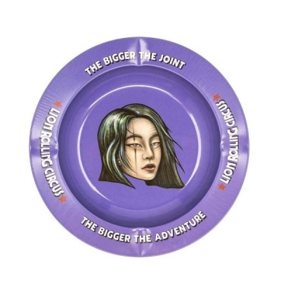 Cinzeiro roxo redondo com ilustração de rosto de mulher e texto branco e estrelas vermelhas