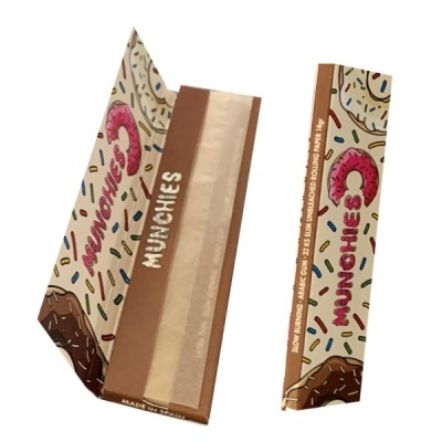 Papel para enrolar cigarro com design de donuts coloridos e texto MUNCHIES