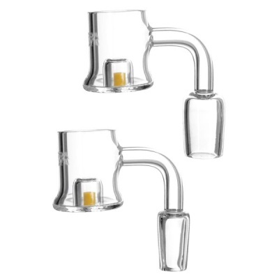 Dois bangers de quartzo transparentes com tubo curvado e peça amarela no fundo, vistos em fundo branco