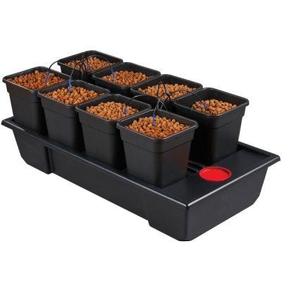 Sistema hidropônico com 8 vasos quadrados pretos e bolas de argila em base preta