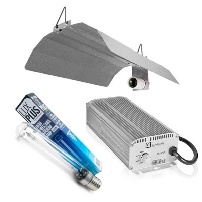Kit de iluminação para cultivo com refletores metálicos, lâmpada e transformador.