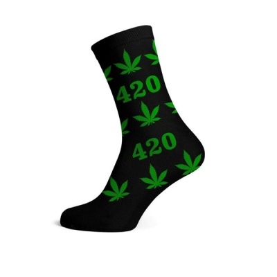 Meia preta com folhas de cannabis verdes e número 420