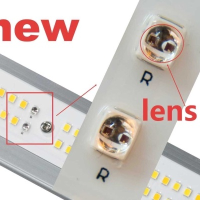 Barra de luz LED com LEDs amarelos e lente transparente marcada com R, texto new lens em vermelho