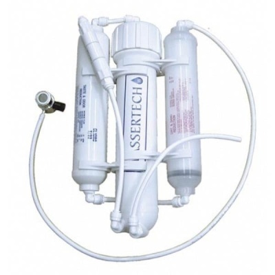 Sistema de filtragem de água branco em plástico com três cilindros e tubos