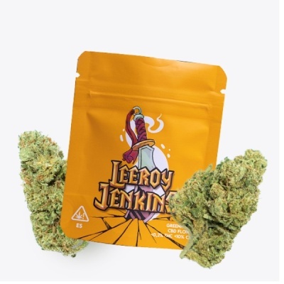 Saqueta amarela com estampa de espada e texto Leeroy Jenkins com flores de cannabis verdes ao lado