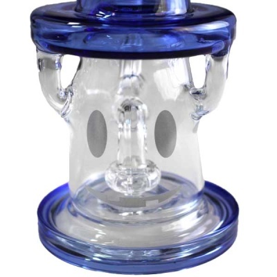 Recipiente de vidro transparente com bordas azuis e rosto sorridente estilizado.