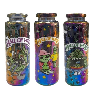 Três frascos metálicos coloridos com ilustrações e texto HALL OF WEED.