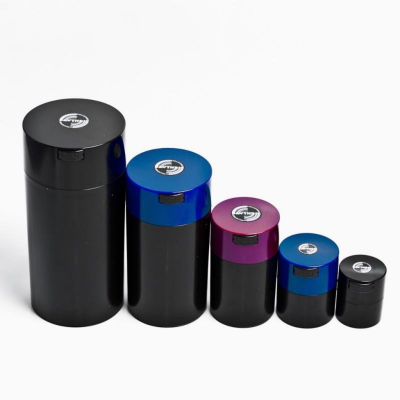 Conjunto de cinco recipientes cilíndricos metálicos com tampas coloridas e logótipo no topo