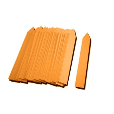 Estifes de papel laranja com ponta angular em fundo branco.