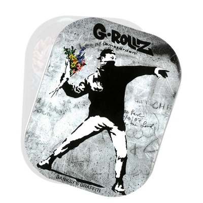 Tabuleiro metálico com graffiti Banksy de figura lançando flores coloridas