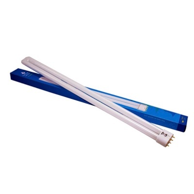 Lâmpada fluorescente tubular branca sobre embalagem azul