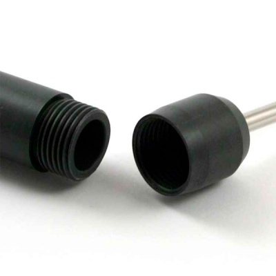 Componentes pretos de plástico com rosca e parte metálica, aparentando ser ferramenta desmontável.