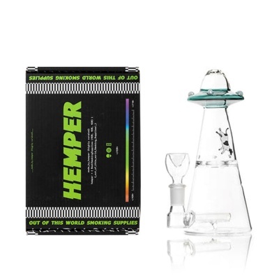 Bong de vidro transparente com estampa de vaca e caixa preta com texto verde
