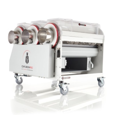 Máquina industrial branca com três dispensadores metálicos cilíndricos prateados e rodas.