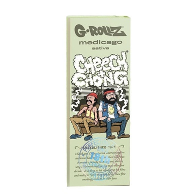 Embalagem G-Rollz medicago sativa Cheech Chong com ilustração de duas personagens sentadas.