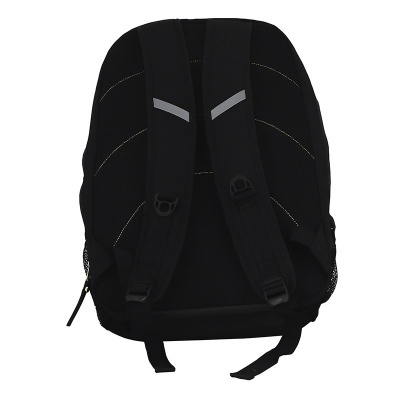 Mochila preta com alças ajustáveis e detalhes refletores