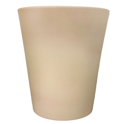 Vaso cilíndrico de cerâmica bege em fundo preto