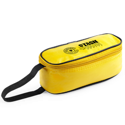 Estojo amarelo com fecho e pega preta com texto e selo preto