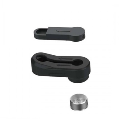 Peças para café em plástico preto e metal sobre fundo branco
