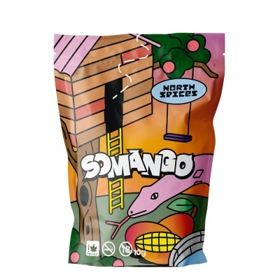 Embalagem de produto plástico colorida SOMANGO NORTH SPICES com ilustração de casa na árvore e cobra