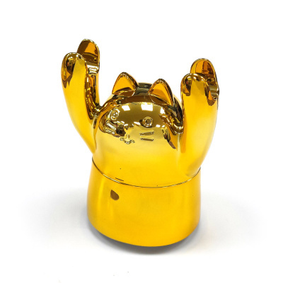 Figura dourada brilhante de gato com braços elevados