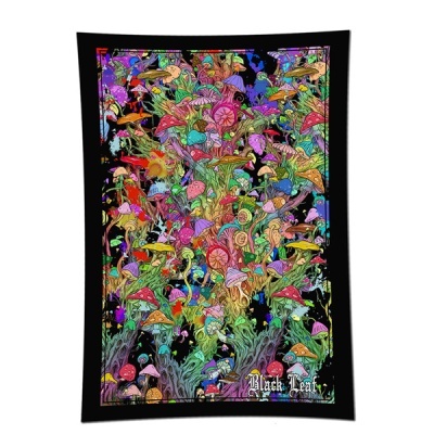 Pano decorativo com padrão colorido de cogumelos sobre fundo preto