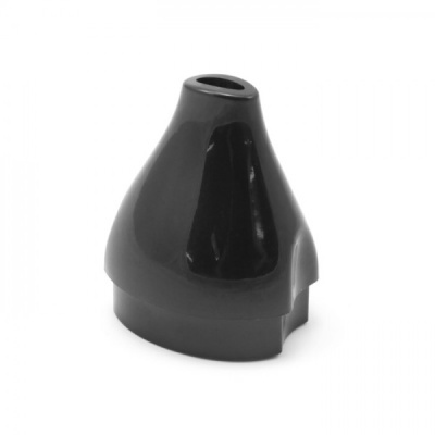 Cone plástico preto com orifício no topo sobre fundo branco