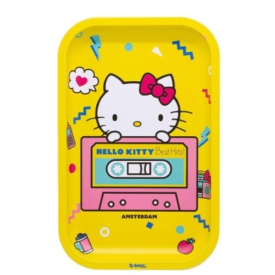 Tabuleiro amarelo com desenho Hello Kitty e cassete rosa e azul com texto.