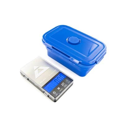 balança digital com ecrã azul e caixa de plástico azul