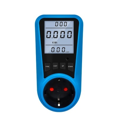 Medidor de consumo elétrico digital azul com ecrã e tomada elétrica