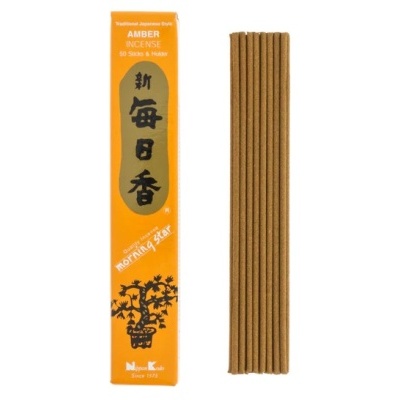 Caixa laranja de incenso Amber Incense com caracteres japoneses e 50 varetas de incenso marrons alinhadas